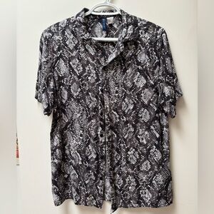 Divided H&M Men's Short Sleeve Button-Up Shirt in Black & White Snakeskin Print